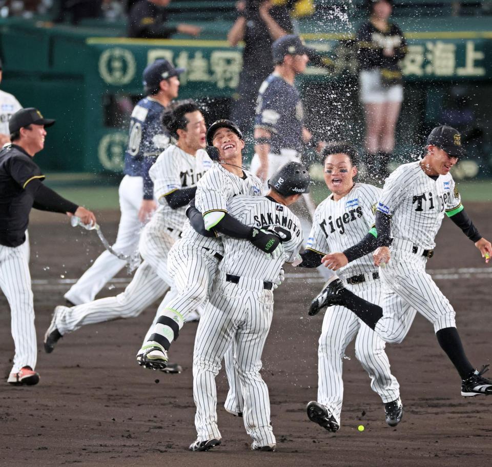 　１０回、サヨナラ打を放ち坂本（中央）と抱き合って喜ぶ木浪（撮影・立川洋一郎）