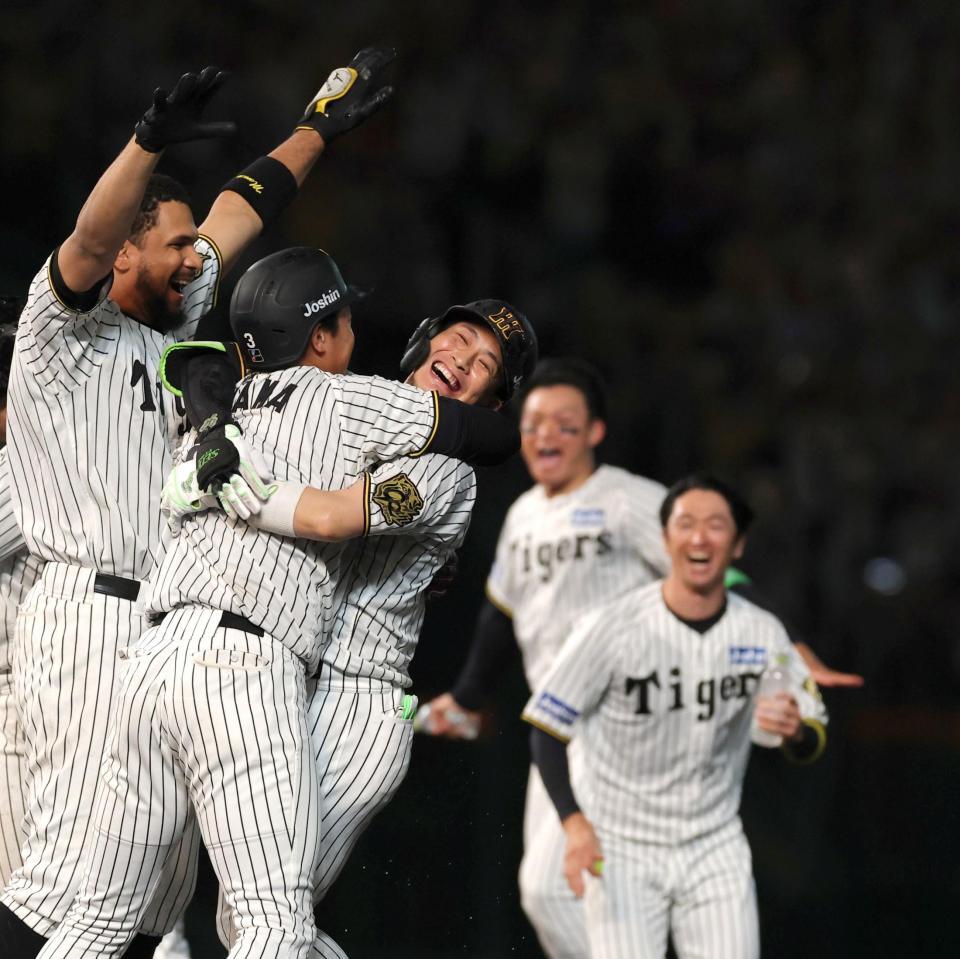 　１０回、サヨナラ打を放ち、ナインと抱き合う木浪（左から３人目）＝撮影・北村雅宏