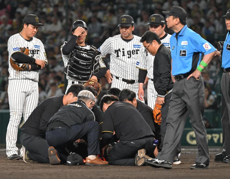 　負傷した石井を心配する藤川監督ら（撮影・飯室逸平）