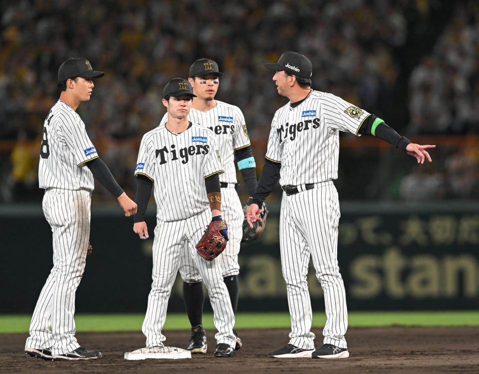 　二塁上で小幡らと話す藤川監督（撮影・飯室逸平）