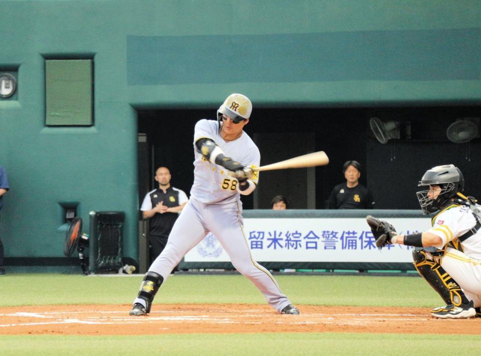 　内野安打を放った前川