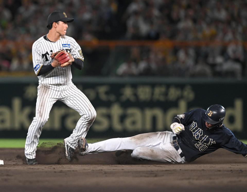 　９回、小幡の足首にスライディングする広岡（撮影・飯室逸平）
