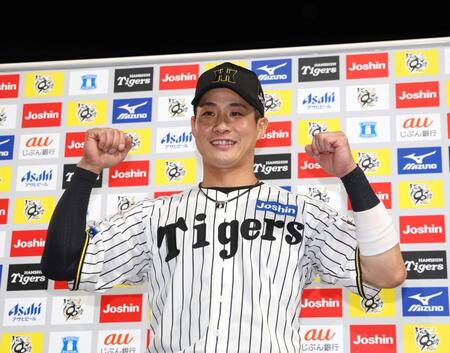 　お立ち台でポーズを決める木浪（撮影・北村雅宏）