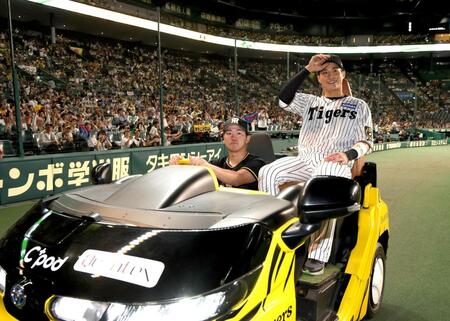 　リリーフカーの上で笑顔を見せる木浪（右）＝撮影・北村雅宏