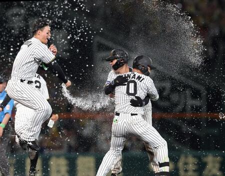 　１０回、サヨナラ打を放ち、祝福される木浪（０）＝撮影・北村雅宏