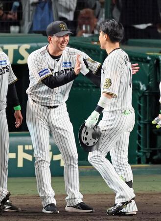 　オリックスに勝利しサヨナラ打を放った木浪（右）を迎える藤川監督（撮影・立川洋一郎）