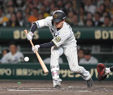 　１０回、送りバントを決める小幡