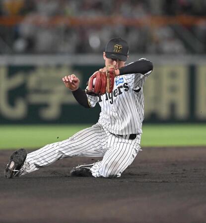 　７回、杉本の打球を軽快にさばき、併殺を奪う小幡