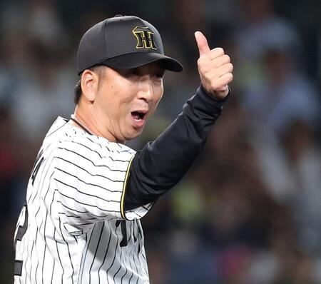 　９回、西川の一塁セーフ判定にリクエストする藤川監督（撮影・北村雅宏）