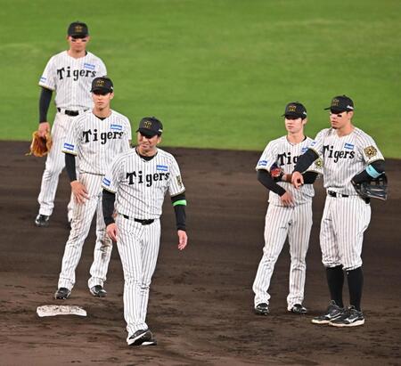 　９回、二塁での交錯プレーを巡りグラウンドに出た藤川監督（中央）＝撮影・西田忠信