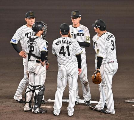 　８回、代打・森を迎え、マウンドに集まる村上（４１）ら内野陣（撮影・西田忠信）