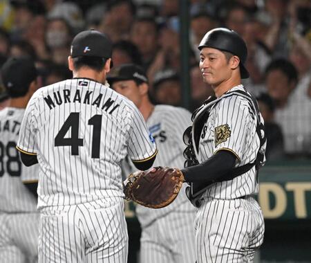 　７回、好投の村上に声をかける坂本（撮影・飯室逸平）