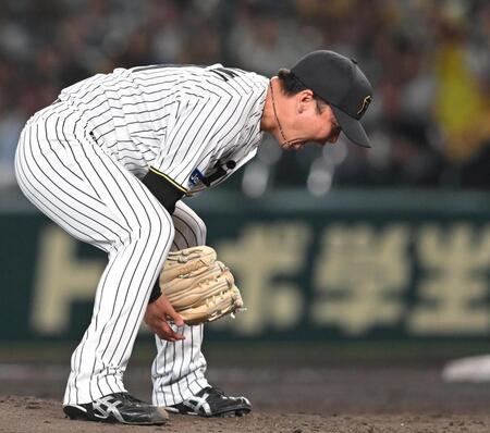 　８回、森を見逃し三振に斬り、ほえる村上（撮影・飯室逸平）