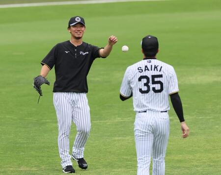 　才木とキャッチボールを始める伊藤将（撮影・立川洋一郎）