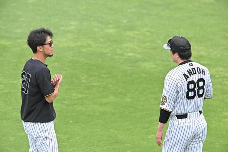 　１軍の試合前練習に合流し、安藤コーチ（右）と言葉を交わす伊藤将（撮影・西田忠信）