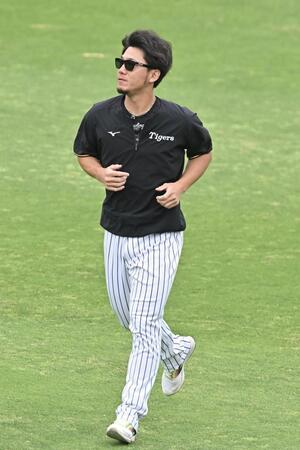 　１軍の試合前練習に合流した伊藤将（撮影・西田忠信）