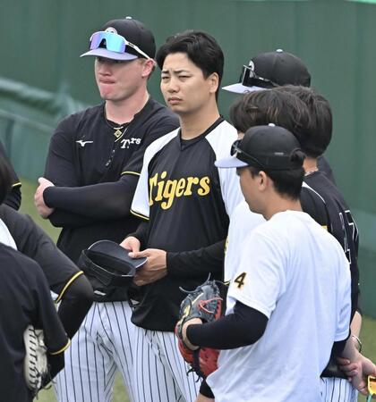 　１軍の試合前練習に合流した漆原（左から２人目）＝撮影・西田忠信