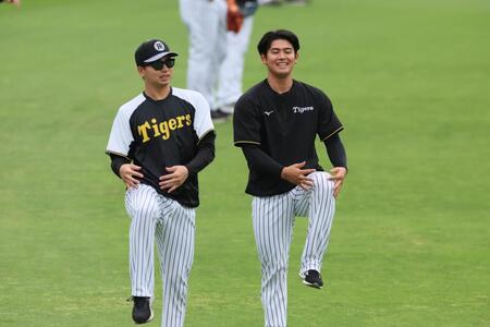 　岡留（右）とウオーミングアップをする漆原（撮影・立川洋一郎）