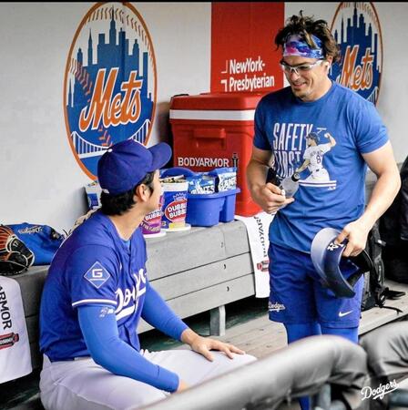 　自分のヘルメット着用をすすめるＫ・ヘルナンデス（右）と大谷翔平（ロサンゼルス・ドジャース提供）