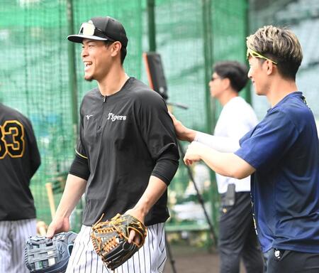 　西川に触られ笑顔の佐藤輝（撮影・飯室逸平）