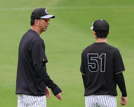 　練習途中で中野（右）と話す藤川監督（撮影・立川洋一郎）