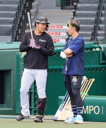 　練習の合間に西川（右）と談笑する大山（撮影・立川洋一郎）