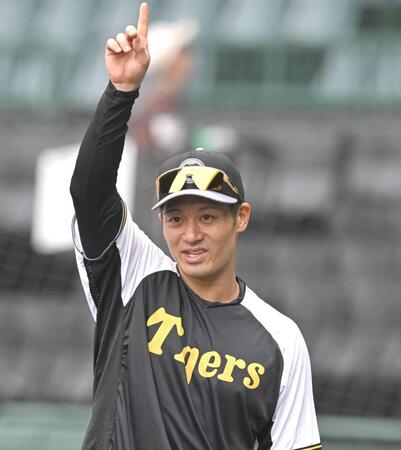 　調整する坂本（撮影・飯室逸平）