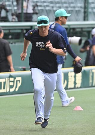 　ウオーミングアップする広岡（撮影・西田忠信）