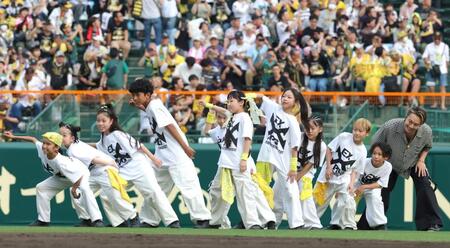 　試合前、球場を盛り上げるＥＸＩＬＥ　ＴＡＫＡＨＩＲＯ（右端）＝撮影・北村雅宏