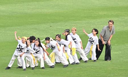 　試合前の甲子園を盛り上げるＥＸＩＬＥ　ＴＡＫＡＨＩＲＯ（右）＝撮影・西田忠信