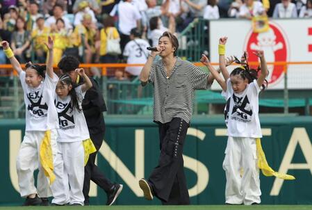 　試合前、熱唱するＥＸＩＬＥ・ＴＡＫＡＨＩＲＯ（中央）＝撮影・北村雅宏