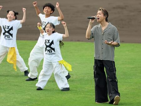 　歌声を披露しスタンドを盛り上げるＥＸＩＬＥ　ＴＡＫＡＨＩＲＯ（撮影・立川洋一郎）