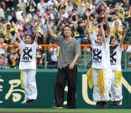 　試合前、球場を盛り上げるＥＸＩＬＥ　ＴＡＫＡＨＩＲＯ（中央）＝撮影・北村雅宏