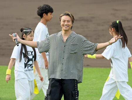 　スタンドの観客を盛り上げるＥＸＩＬＥ　ＴＡＫＡＨＩＲＯ（撮影・立川洋一郎）