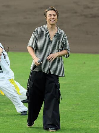 　ミニライブでスタンドを盛り上げるＥＸＩＬＥ　ＴＡＫＡＨＩＲＯ（撮影・立川洋一郎）