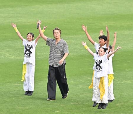　試合前の甲子園を盛り上げるＥＸＩＬＥ　ＴＡＫＡＨＩＲＯ（撮影・西田忠信）