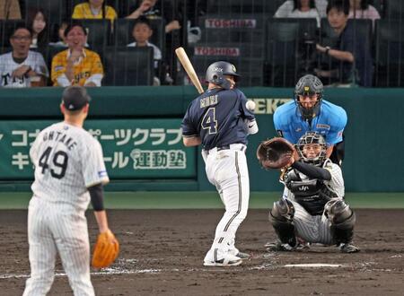 　５回、大竹の投じたスローボールで死球となる森（撮影・立川洋一郎）