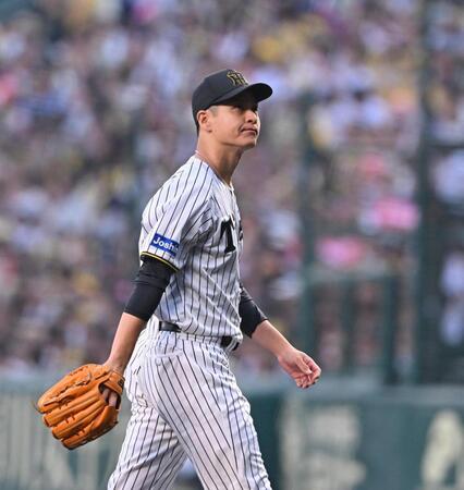 　２回を投げ終え、ベンチに戻る大竹（撮影・西田忠信）