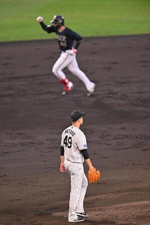 　４回、紅林（奥）に先制２ランを浴びた大竹（撮影・西田忠信）