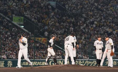 　６回途中、交代を告げられてマウンドを後にする大竹（左端）＝撮影・北村雅宏