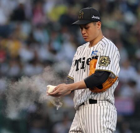 　３回、ピンチを迎えてロジンの粉を手につける大竹（撮影・北村雅宏）