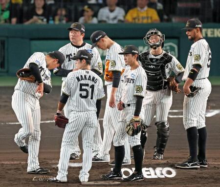 　６回、降板を告げられうつむく大竹（中央奥）＝撮影・立川洋一郎