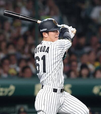 　６回、右前打を放つ代打・豊田（撮影・北村雅宏）