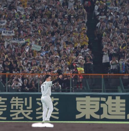 　６回、逆転となる３ランを放った森下はスタンドの歓声に応える（撮影・北村雅宏）