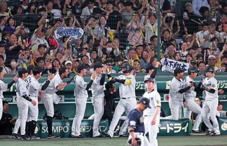 　６回、逆転３ランを放って生還しナインの祝福を受ける森下（中央）＝撮影・立川洋一郎