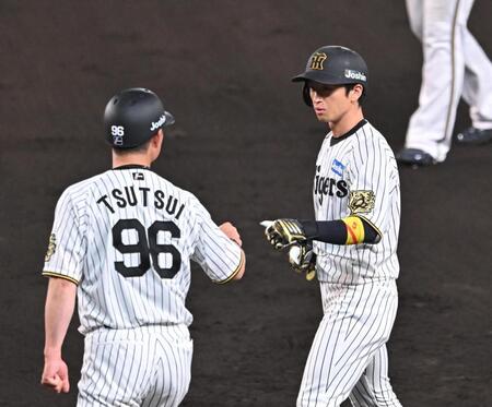 　６回、右前打を放った近本（右）＝撮影・西田忠信