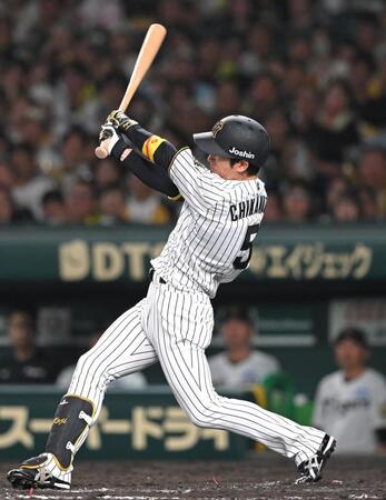 　７回、通算１０００安打となる適時二塁打を放つ近本（撮影・飯室逸平）