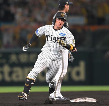 　７回、通算１０００安打となる適時二塁打を放ち激走する近本（撮影・飯室逸平）