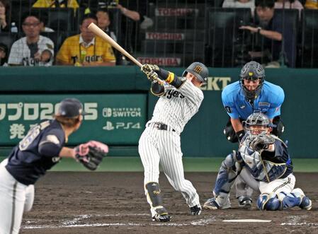 　７回、右翼線へ適時二塁打を放ち通算１０００安打を達成する近本（撮影・立川洋一郎）