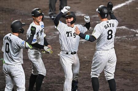 　８回、３ランを放ち笑顔で生還する坂本（右から２人目）＝撮影・西田忠信